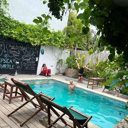 Tipsea Turtle Rooftop Hostel Gili Trawangan Dış mekan fotoğraf